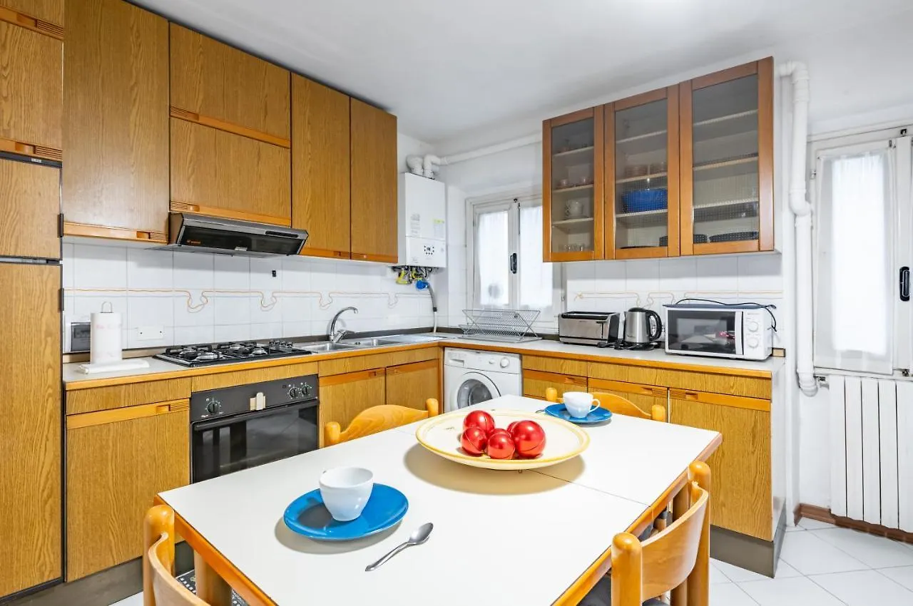 Sant'Ambrogio Central Apt: Your Florence Hideaway Apartment